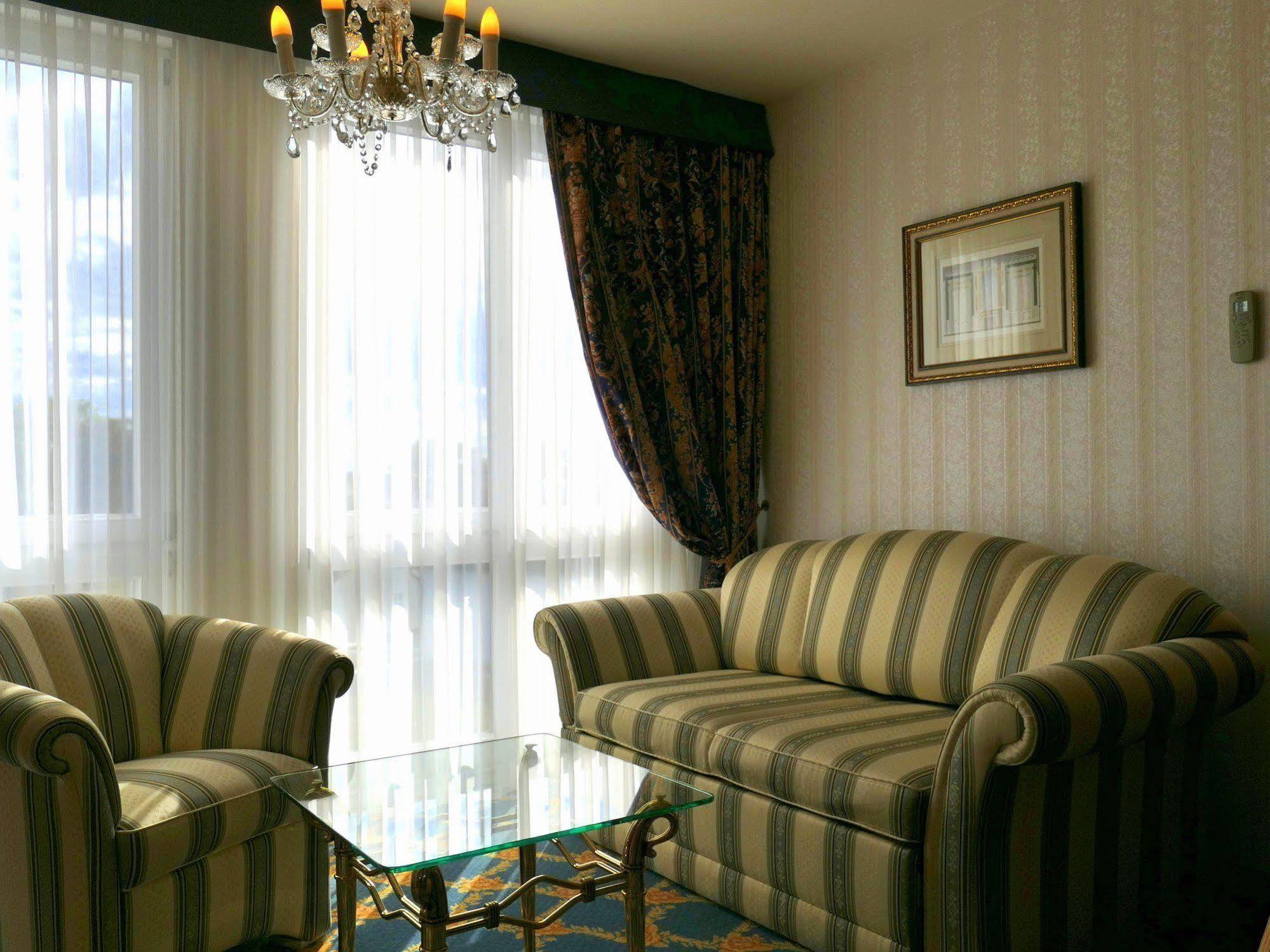 Seetelhotel Ahlbecker Hof Heringsdorf  Bagian luar foto A living room in a hotel suite