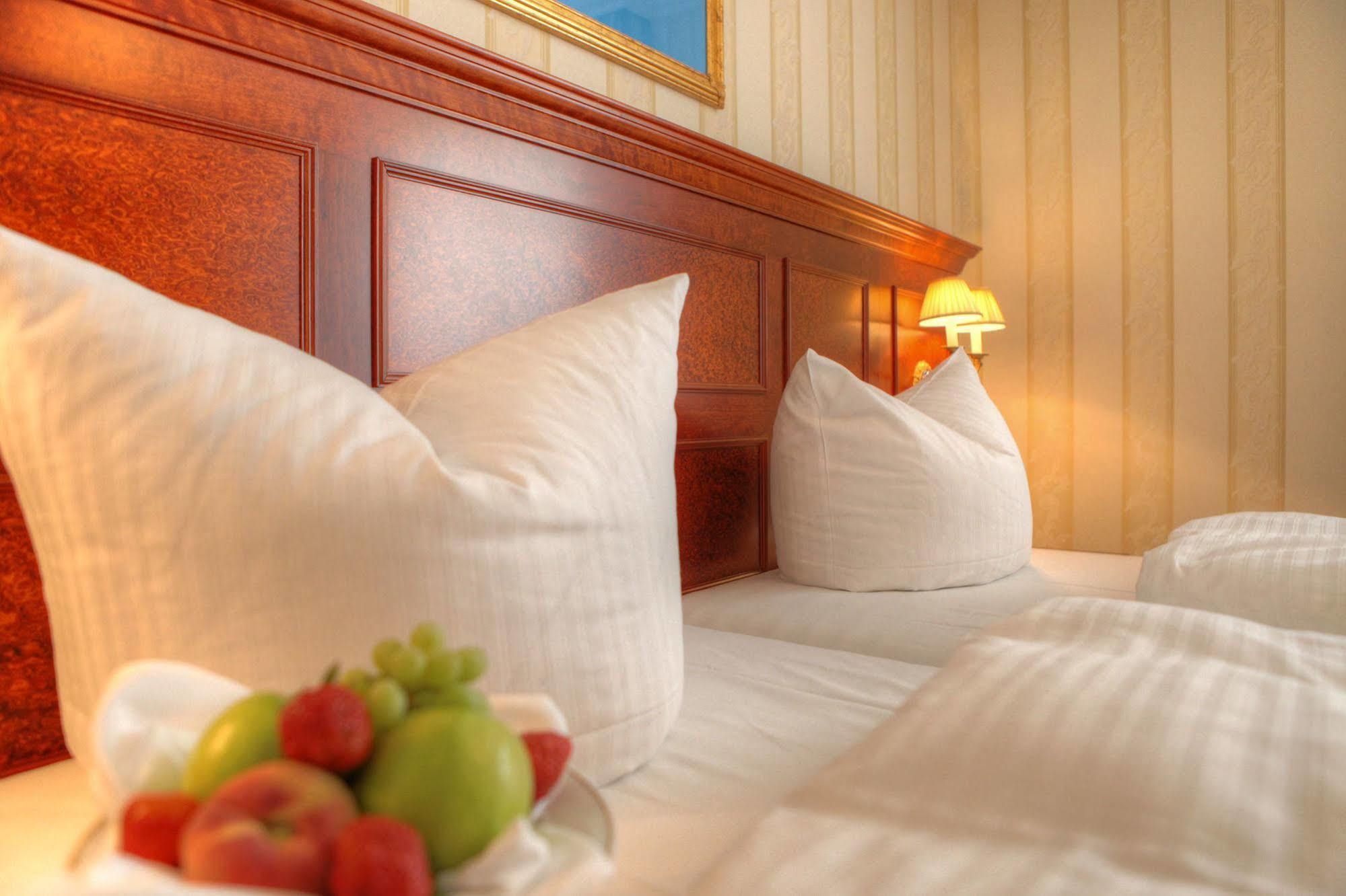 Seetelhotel Ahlbecker Hof Heringsdorf  Bagian luar foto A bed with pillows